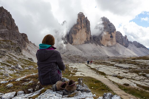 Ragazza escursionista alle montagne Dolomiti, Italia