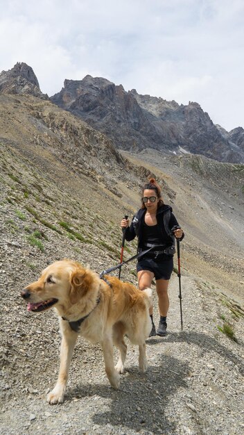 Ragazza escursionista con il suo cane