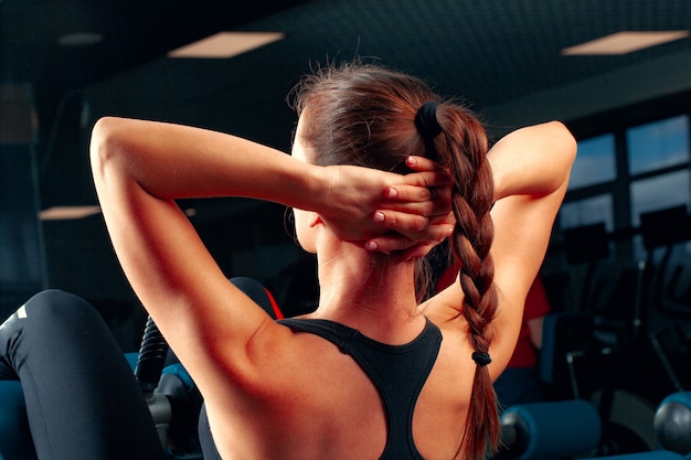 Ragazza esile che risolve in apparecchio di addestramento