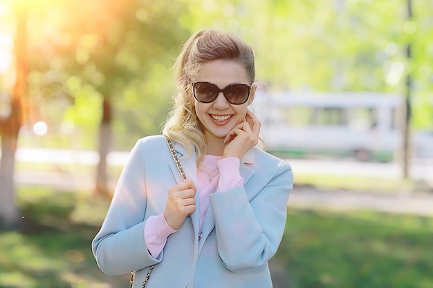 ragazza estiva aria all'aperto / modello di ragazza adulta allegra in una passeggiata estiva nel parco cittadino, felicità, libertà di piacere