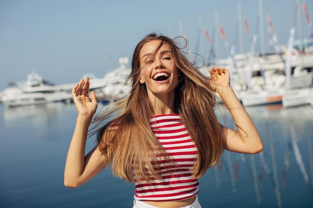 Ragazza europea che si diverte sulla spiaggia del mare