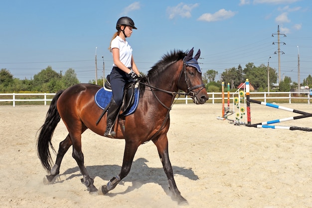 Ragazza fantino in fattoria con il suo cavallo