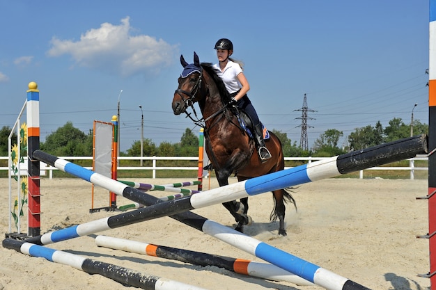 Ragazza fantino in fattoria con il suo cavallo