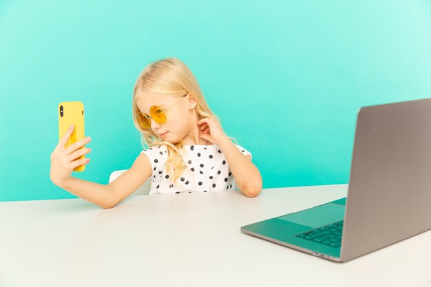 Ragazza felice a casa che parla davanti alla telecamera per vlog.