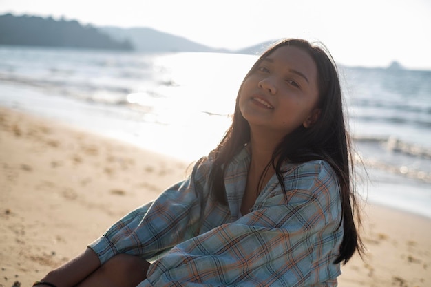 Ragazza felice all'ora del tramonto sul mare.