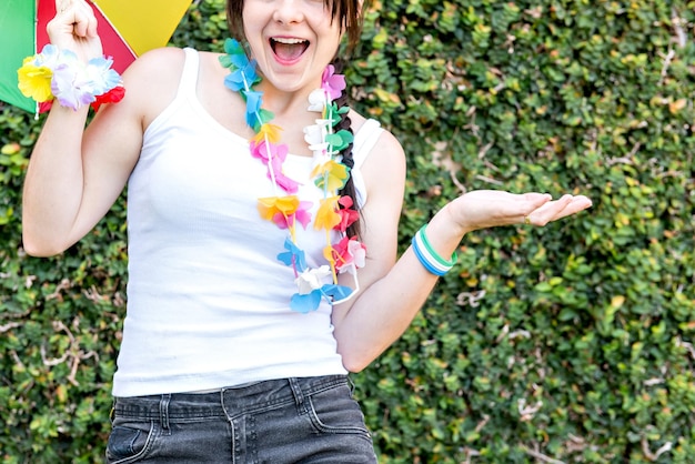 Ragazza felice alla festa di carnevale brasiliana