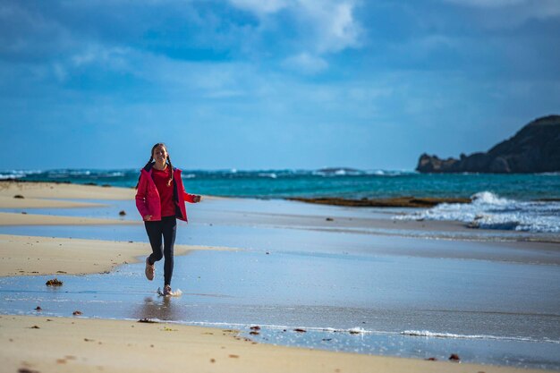 ragazza felice cammina sulla famosa spiaggia di stingray nella baia di hamelin, vicino al fiume margaret nell'australia occidentale