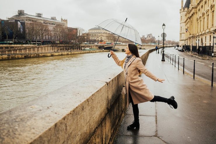 Foto ragazza felice che ammira l'architettura francese da pont au change