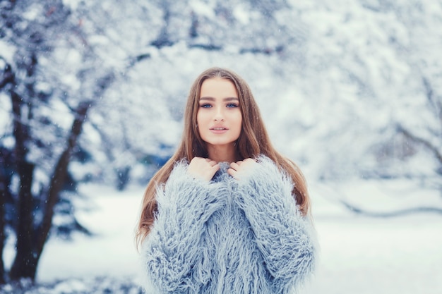 Ragazza felice che cammina sulla strada