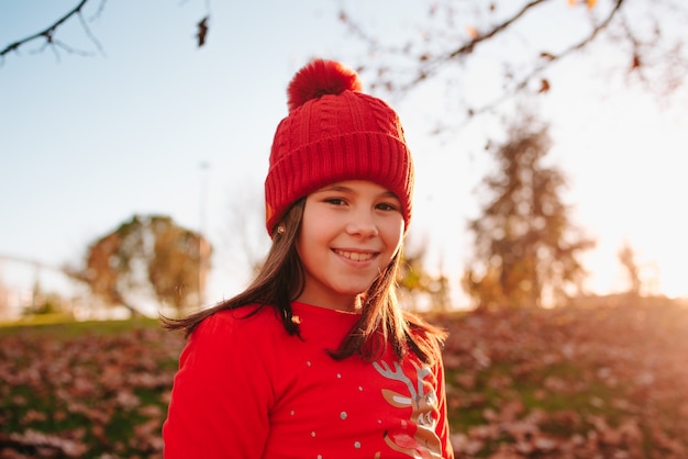 Ragazza felice che celebra il natale con luci ed elementi natalizi