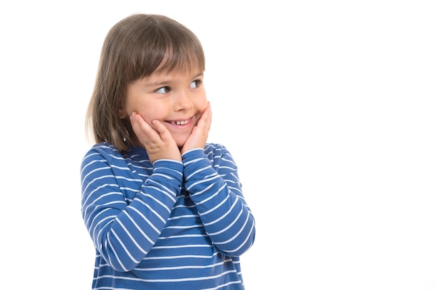 Ragazza felice che distoglie lo sguardo su sfondo bianco isolato