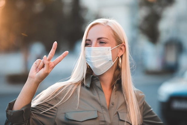 Ragazza felice che indossa una maschera protettiva medica