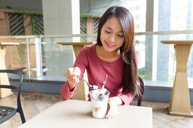 Ragazza felice che mangia il gelato