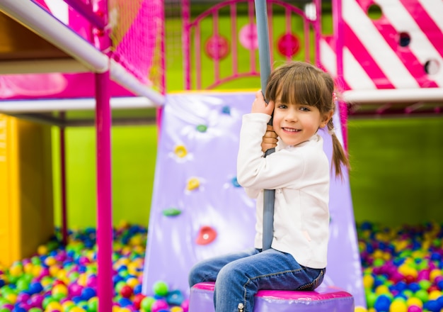 Ragazza felice che si diverte in sala giochi