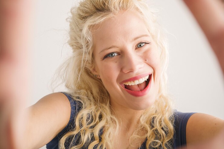 Ragazza felice che si fa un selfie