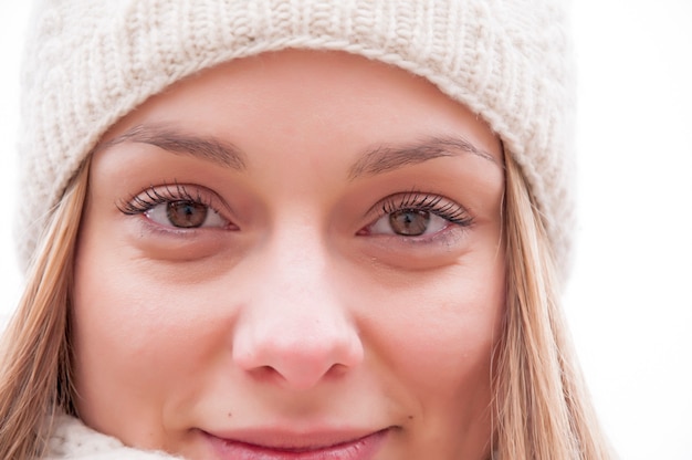 Ragazza felice che si scalda in vestiti caldi di inverno.