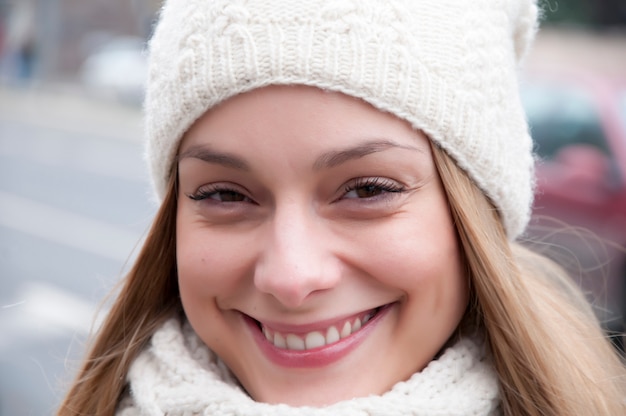 Ragazza felice che si scalda in vestiti caldi di inverno