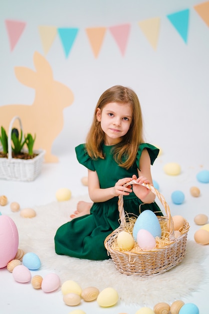 Ragazza felice che tiene il cestino di Pasqua