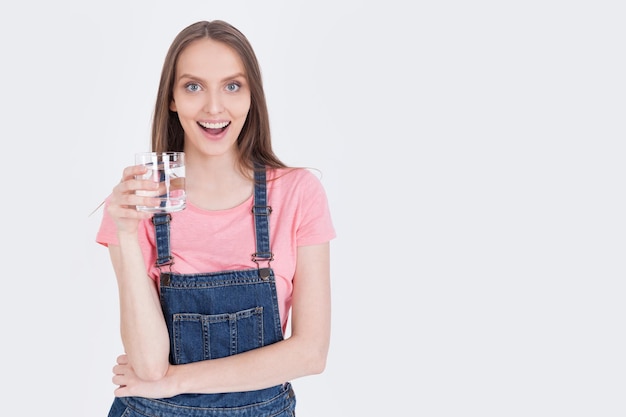 Ragazza felice con bicchiere d'acqua