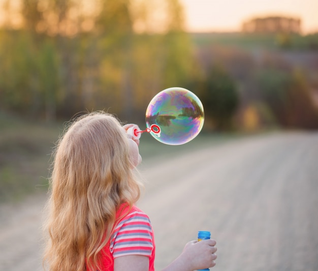 Ragazza felice con bolle di sapone