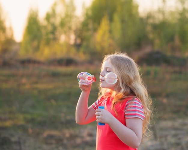 Ragazza felice con bolle di sapone