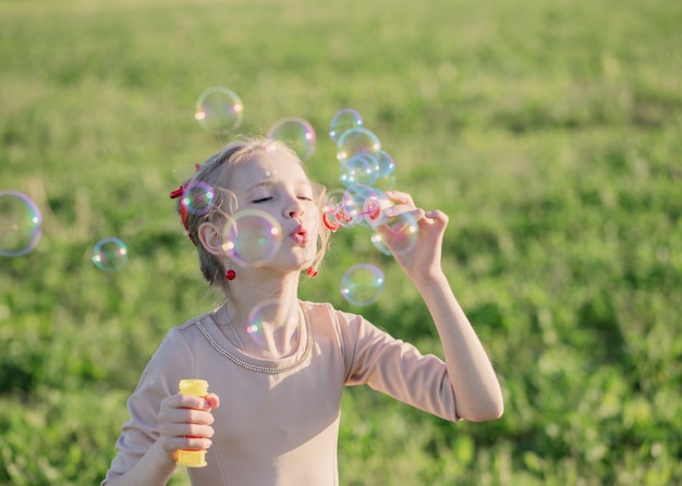 Ragazza felice con bolle di sapone