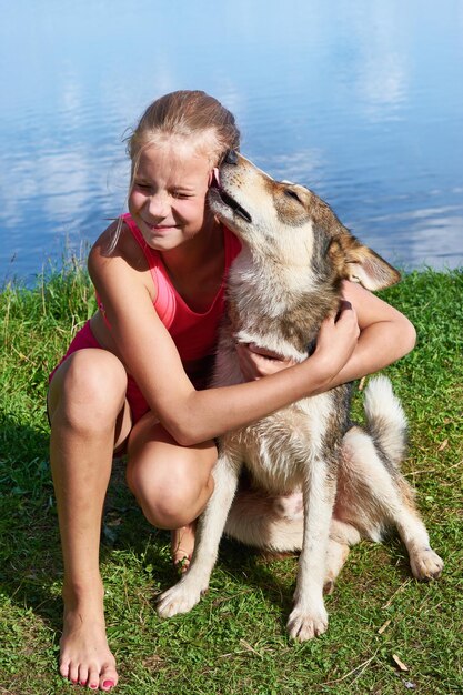 Ragazza felice con cane