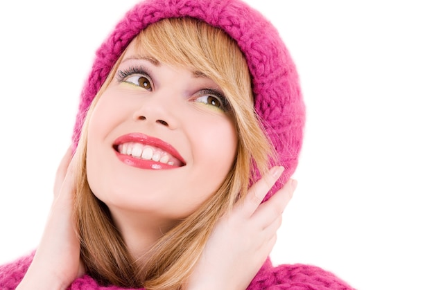 ragazza felice con cappello invernale su bianco