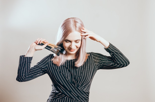 Ragazza felice con i capelli biondi