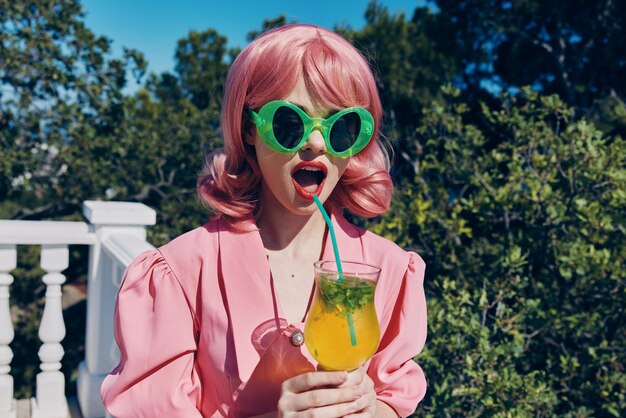 Ragazza felice con i capelli rosa cocktail estivo bevanda rinfrescante concetto di rilassamento foto di alta qualità