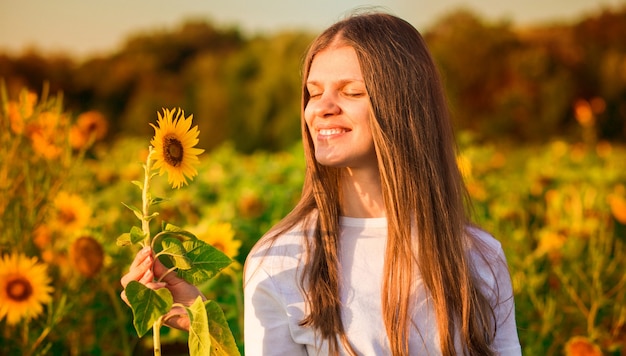 Ragazza felice con il girasole in mano