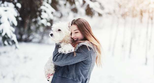 Ragazza felice con il suo cane