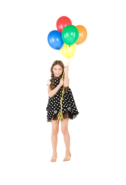 ragazza felice con palloncini colorati sul muro bianco