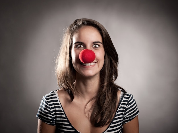 ragazza felice con un naso da clown