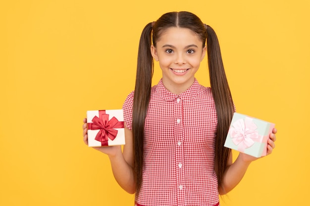 Ragazza felice del bambino che mostra il regalo e la scatola del regalo buon compleanno