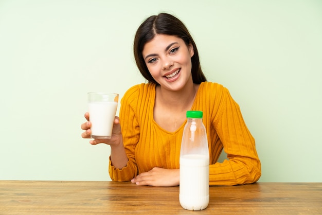 Ragazza felice dell&#39;adolescente che mangia latte della prima colazione