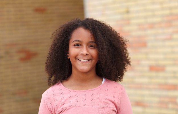 Ragazza felice dell&#39;afroamericano con capelli afro