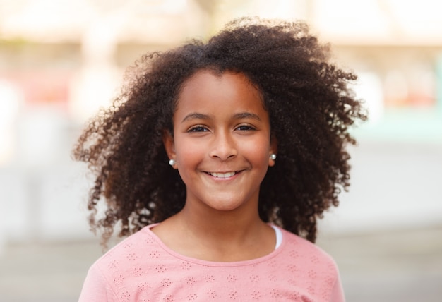 Ragazza felice dell&#39;afroamericano con capelli afro