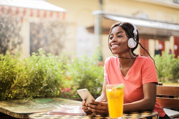 Ragazza felice di afro che gode di un pomeriggio soleggiato