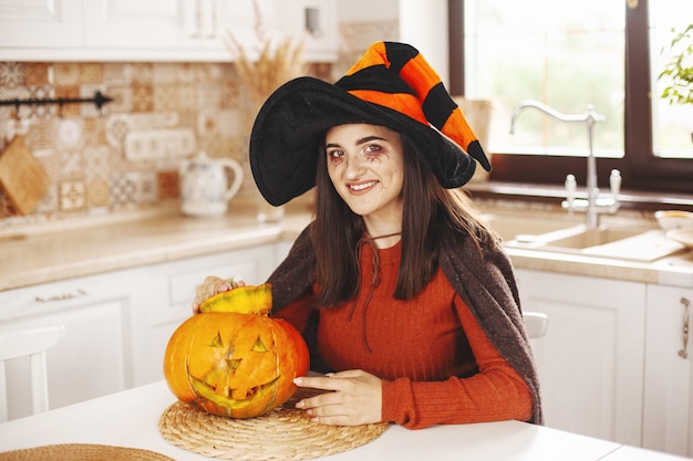 Ragazza felice e bella in costume per Halloween