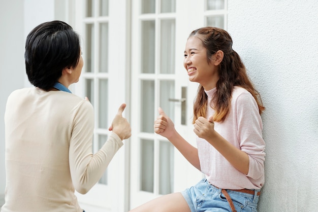 Ragazza felice emozionante che parla con amico