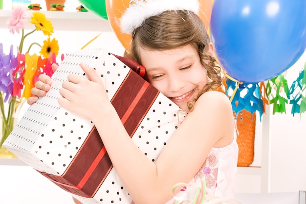 ragazza felice festa con palloncini e confezione regalo