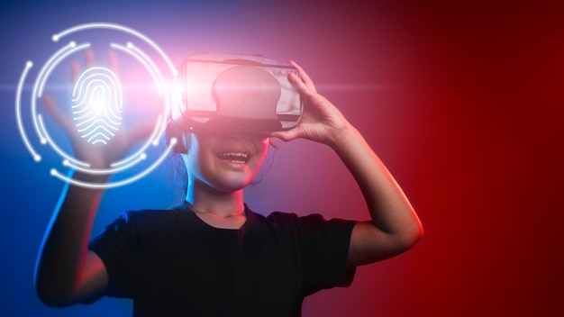 Ragazza felice in bicchieri di realtà virtuale. Realtà aumentata, scienza, concetto di tecnologia futura. realtà virtuale. Occhiali 3d futuristici con proiezione virtuale. Luce al neon.