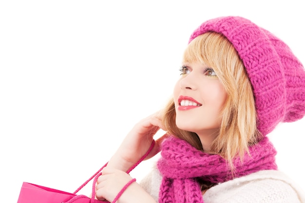 ragazza felice in cappello con borse della spesa rosa