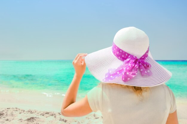 Ragazza felice in cappello in riva al mare sulla natura di Cipro