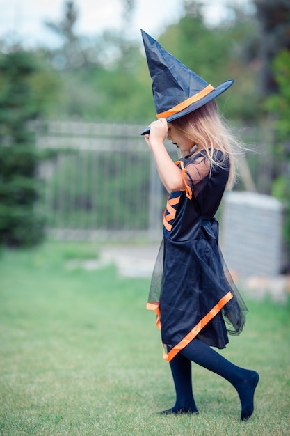 Ragazza felice in costume di halloween