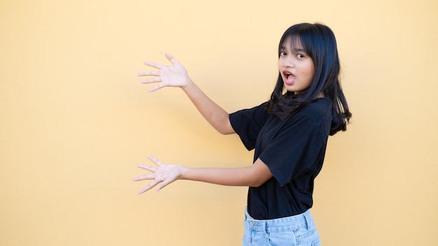 Ragazza felice indossa una camicia nera su sfondo arancione