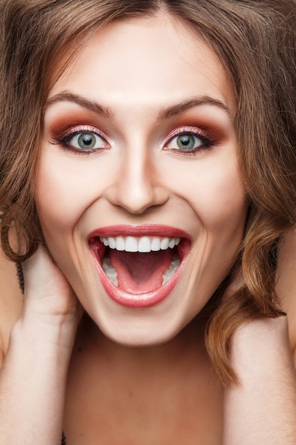 ragazza felice modella con trucco luminoso