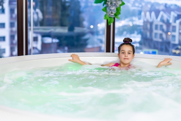 ragazza felice nel nuoto in costume da bagno