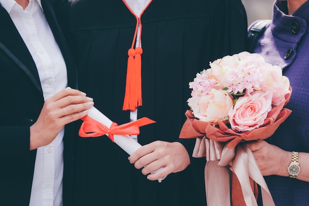 Ragazza felice nel suo giorno di laurea.